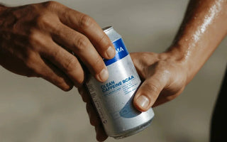 Hand hält eine Dose DALUMA Clean Caffeine BCAA Energy Drink