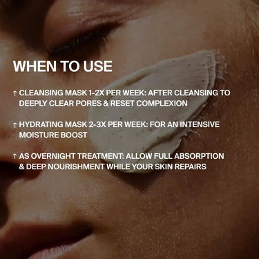 Eine Nahaufnahme des Gesichts einer Person mit einer Crememaske auf der Wange. Der eingeblendete Text hebt die CLEANSE AND HYDRATE MASK DUO 3 PACK von DALUMA hervor und gibt Tipps für die feuchtigkeitsspendende Pflege - über Nacht auftragen, um die Haut tiefgehend zu nähren und zu reparieren.