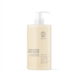 Eine beigefarbene Pumpflasche mit der Aufschrift DALUMA HIGH DOSE STRAFFENDE BODYLOTION for Körperpflege, angereichert mit Hyaluronsäure, Arganöl, Niacinamid, Karottenöl, Aprikosenkernöl und Weizenkeimen.