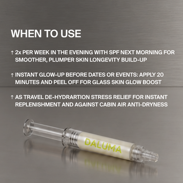 Gebrauchsanweisung für die DALUMA LONGEVITY GLOW MASKE 5ER-PACKUNG mit Angaben zur Anwendungshäufigkeit für die tägliche Pflege, besondere Anlässe oder Reisen, daneben ein mit Creme gefüllter Applikator in Spritzenform.