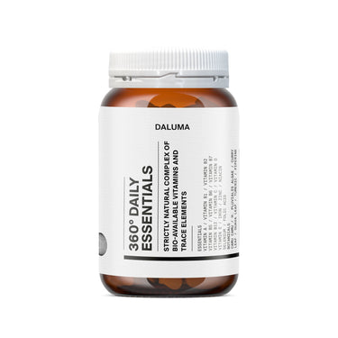 Eine braune Kunststoffflasche mit weißem Deckel und der Aufschrift DALUMA 360 DAILY ESSENTIALS SUPPLEMENT enthält natürliche Nahrungsergänzungsmittel mit Mikronährstoffen auf pflanzlicher Basis. Auf dem Etikett stehen schwarzer Text und eine Liste der Inhaltsstoffe.