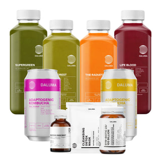 Eine Auswahl der BETTER GUT SAFTKUR 7 TAGE von DALUMA umfasst drei grüne und zwei rote Säfte, zwei Kombucha-Dosen, eine kleine Flasche, zwei Nahrungsergänzungsgläser und ein Detox-Masken-Paket, die alle für die Darmgesundheit zusammengestellt wurden.