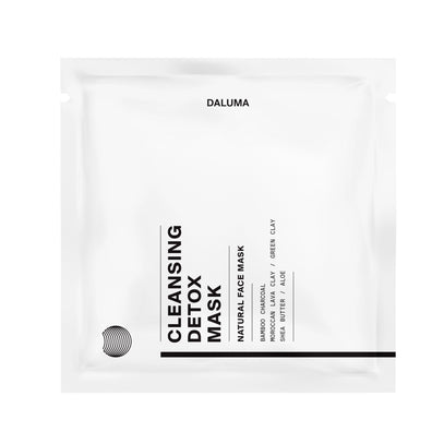 Ein weißes Tütchen mit der Aufschrift DALUMA CLEANSING AKTIVKOHLE FACE MASK in fetter, moderner Schrift. Diese minimalistische Maske enthält Inhaltsstoffe wie Bambuskohle, marokkanische Lavaheilerde, grüne Tonerde und Aloe.