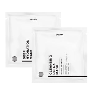 Zwei weiße Beutel aus dem DALUMA CLEANSE AND HYDRATE MASK DUO 3 PACK sind abgebildet - einer mit der Aufschrift "DEEP HYDRATION MASK" für Feuchtigkeit, der andere "CLEANSING DETOX MASK". Beide haben einen minimalistischen schwarzen Text und ein geometrisches Design.