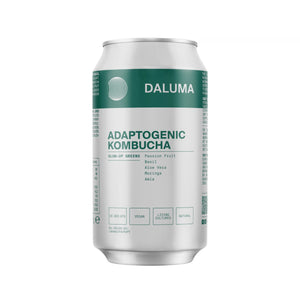 Eine silberne DALUMA-Dose mit grünen Akzenten mit der Aufschrift GLOW UP GREENS MARACUJA KOMBUCHA enthält Passionsfrucht, Basilikum, Aloe Vera, Moringa und Amla. Vegane und natürliche Zutaten unterstützen die Darmgesundheit mit probiotischen Kulturen. Erhältlich als 24er-Pack.