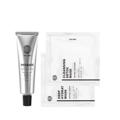 Eine Tube mit der Aufschrift HYDRATE und zwei weiße Beutel mit den Aufschriften CLEANSING DETOX MASK und DEEP HYDRATION MASK sind ausgestellt, alle von der Marke Dallina.