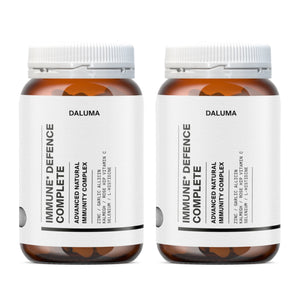 Zwei braune Nahrungsergänzungsflaschen mit weißen Etiketten und Verschlüssen, beschriftet mit "IMMUN DEFENCE COMPLETE DOUBLE" von DALUMA. Die Vorderseite listet Merkmale wie "Advanced Natural Immunity Complex" mit Allicin und Kalmeghblattextrakt vertikal gedruckt.