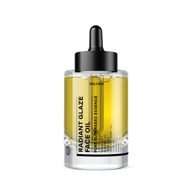 Eine Klarglasflasche mit gelbem RADIANT GLAZE GESICHTSÖL von DALUMA mit schwarzem Tropfverschluss und minimalistischem Design verkörpert nachhaltige Kosmetik für exquisite Hautpflege, präsentiert vor weißem Hintergrund.