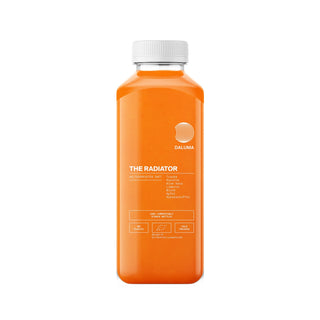 Eine durchsichtige Plastikflasche von DALUMA THE RADIATOR 6 PACK mit Orangensaft und einem weißen Schraubverschluss. Auf dem weißen Etikett sind Inhaltsstoffe wie Vitamin A und Produktdetails angegeben. Der Fotohintergrund ist schlicht weiß.