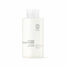 Die minimalistische weiße Flasche des DALUMA CLEAN HAIR CONDITIONER wirbt für seine nährende Repair-Formel mit Sheabutter, Süßmandelöl und Zitrusfrüchten für die feuchtigkeitsspendende Pflege von strapaziertem Haar.