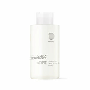 Die minimalistische weiße Flasche des DALUMA CLEAN HAIR CONDITIONER wirbt für seine nährende Repair-Formel mit Sheabutter, Süßmandelöl und Zitrusfrüchten für die feuchtigkeitsspendende Pflege von strapaziertem Haar.