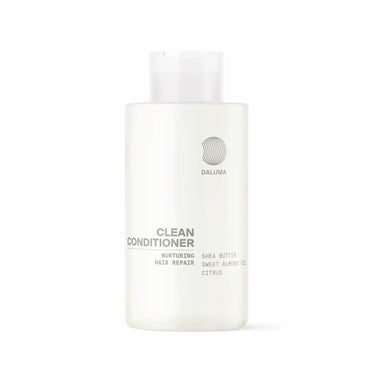 Die minimalistische weiße Flasche des DALUMA CLEAN HAIR CONDITIONER wirbt für seine nährende Repair-Formel mit Sheabutter, Süßmandelöl und Zitrusfrüchten für die feuchtigkeitsspendende Pflege von strapaziertem Haar.