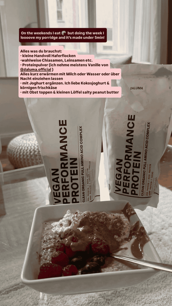Eine Schüssel Porridge mit Beeren und Erdnussbutter steht auf einem Tisch vor zwei Tüten mit der Aufschrift Vegan Performance Protein. Ein Text darüber listet Zutaten und Tipps für die Zubereitung eines schnellen, gesunden Haferbreis auf.