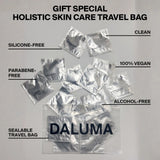 Silberne Probenpäckchen der DALUMA-Hautpflegeserie umgeben eine durchsichtige Reisetasche. Rein, silikon- und parabenfrei, 100 % vegan, alkoholfrei – ideal für Fans der „BESSERE SAFTKUR PLUS – 3 TAGE“ und bio-kaltgepresster Säfte.