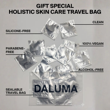 Silberne Probenpäckchen der DALUMA-Hautpflegeserie umgeben eine durchsichtige Reisetasche. Rein, silikon- und parabenfrei, 100 % vegan, alkoholfrei – ideal für Fans der „BESSERE SAFTKUR PLUS – 3 TAGE“ und bio-kaltgepresster Säfte.
