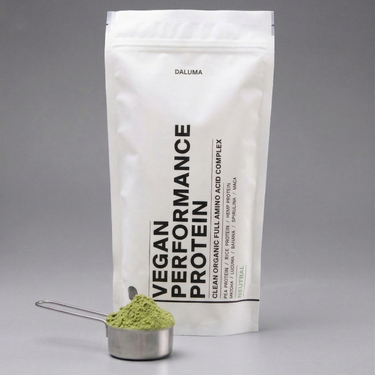 Ein weißer DALUMA VEGANES PERFORMANCE PROTEIN NEUTRAL-Beutel steht aufrecht auf einem grauen Hintergrund, mit einer Metallkugel grünen, pflanzlichen Proteinpulvers auf der Vorderseite - ein geschmacksneutrales Protein zur vielseitigen Verwendung.