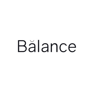 Das Wort Balance ist in schwarzer Schrift auf weißem Hintergrund geschrieben, mit einem kleinen diakritischen Zeichen (ˇ) über dem Buchstaben a.