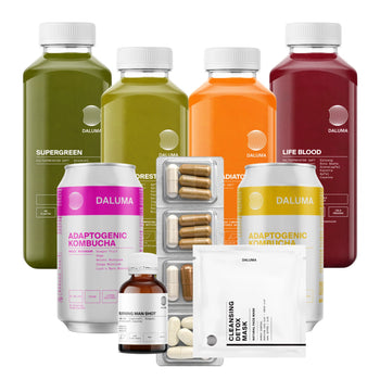 Die BESSERE SAFTKUR PLUS - 3 TAGE von DALUMA besteht aus biologisch kaltgepressten Säften, reinigenden Getränkemischungen, adaptogenen Kombucha-Dosen, Kapseln in Blisterverpackungen und einer Flasche mit Nahrungsergänzungsmitteln - alles zusammen für Ihre Reinigungskur.