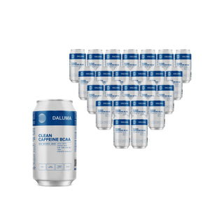 Eine Gruppe von sechzehn DALUMA Clean Caffeine BCAA-Energydrink-Dosen, angeordnet in einem Dreieck, mit einer großen Dose im Vordergrund auf weißem Hintergrund.