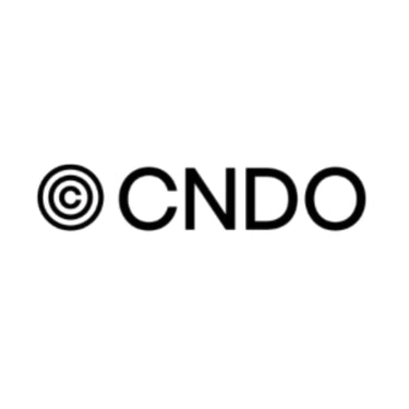 Schwarzer Text CNDO neben einem kreisförmigen Copyright-Symbol mit konzentrischen Ringen, alles auf weißem Hintergrund.