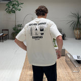 Ein Mann in nachhaltiger Oversize-Passform JOSEPH ATELIER X DALUMA SELFCARE SUNDAY TEE von DALUMA, aus Bio-Baumwolle.