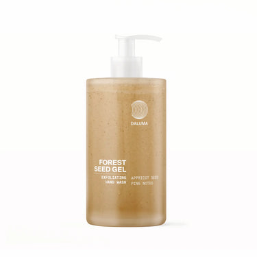 Eine klare Pumpflasche mit DALUMA FOREST SEED GEL PEELING HANDSEIFE, einer veganen Handseife mit sichtbaren Peelingpartikeln. Das Etikett weist auf Aprikosenkerne und Kiefer für ein sanftes Peeling und erfrischte Hände hin.