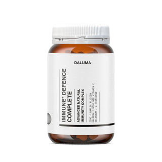 Eine braune Flasche mit weißem Schraubverschluss und Etikett zeigt die Marke DALUMA und IMMUN DEFENCE COMPLETE KOMPLEX, einen fortschrittlichen natürlichen Immunkomplex mit Allicin zur gezielten Unterstützung des Immunsystems.