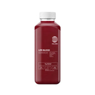 Eine klare Plastikflasche mit weißem Verschluss enthält DALUMA LIFE BLOOD POWER SAFT 6 PACK, einen dunkelroten, kaltgepressten Saft mit Roter Bete, Apfel, Ingwer, Zitrone und Cayenne. Das minimalistische Etikett zeigt einfache weiße Grafiken und Text.