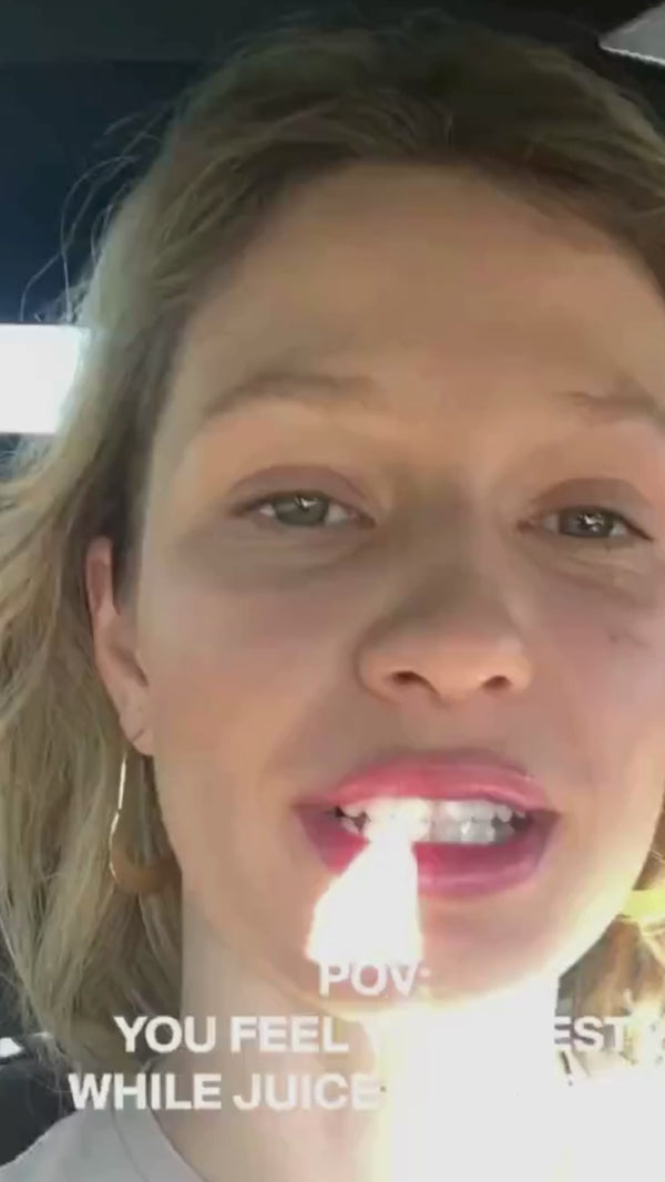 Eine Frau mit blondem Haar und rosafarbenem Lippenstift sitzt in einem Auto und unterhält sich, während das Sonnenlicht auf ihr Gesicht scheint. Der Text auf dem Bild lautet: POV: DU FÜHLST DICH AM BESTEN, WENN DU SAFTIG...